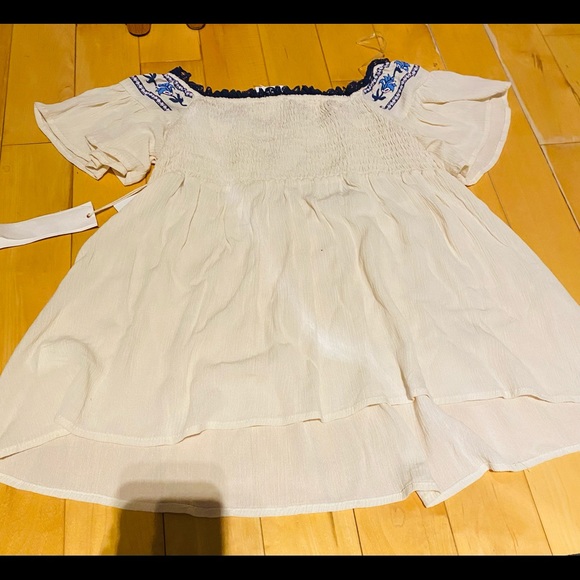 Taylor and Sage off the shoulder shirt - Picture 5 of 6